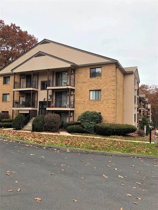 23 Country Club Dr-Unit -1001 in Manchester, NH - Building Photo