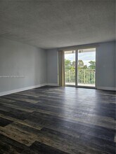 6930 Miami Gardens Dr in Hialeah, FL - Building Photo - Building Photo