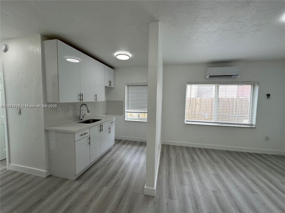 2001 NW Flagler Terrace in Miami, FL - Building Photo