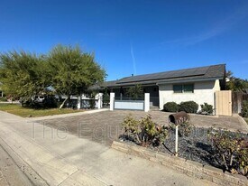 1522 W Monte Vista Ave in Visalia, CA - Building Photo