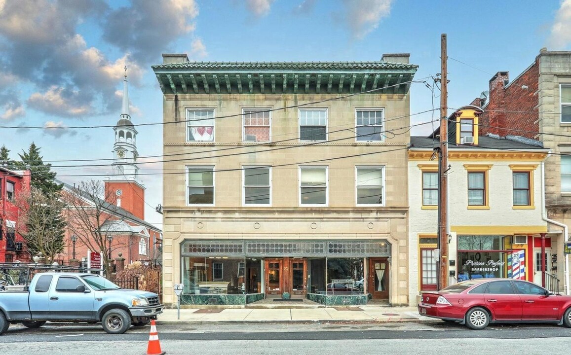 23-25 E King St in York, PA - Building Photo