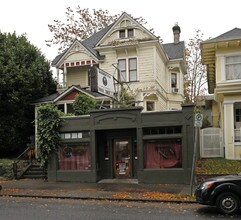 1024 SE 12th Ave in Portland, OR - Building Photo - Building Photo