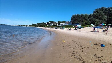 1 Washington Ave E in Hampton Bays, NY - Building Photo - Building Photo