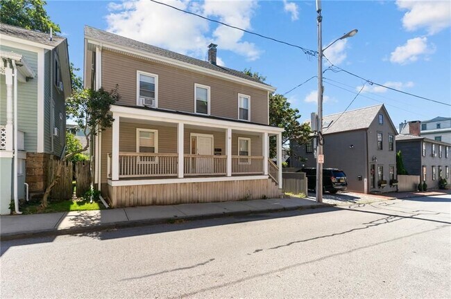 11 Young St in Newport, RI - Foto de edificio - Building Photo
