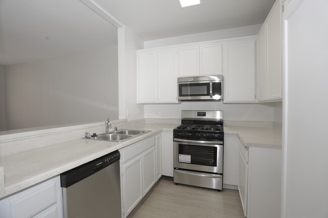 Miracle Mile Apartments in Los Angeles, CA - Building Photo - Interior Photo