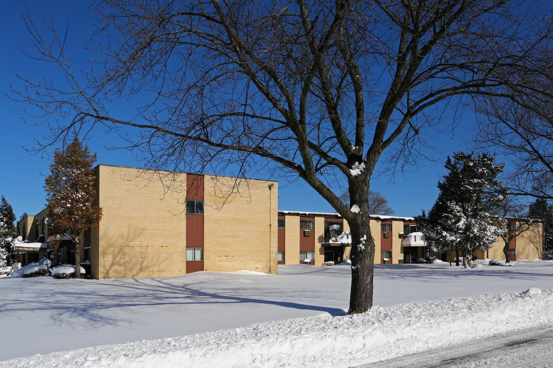 Regency Apartments in Mundelein, IL - Foto de edificio