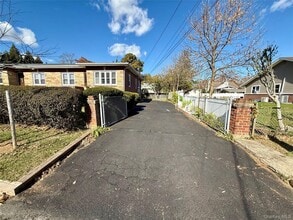 29 Smith St in Deer Park, NY - Foto de edificio - Building Photo