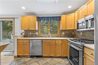 4 Woodvale Rd Ext in Branford, CT - Building Photo - Building Photo