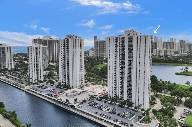 3625 N Country Club Dr in Aventura, FL - Building Photo - Building Photo