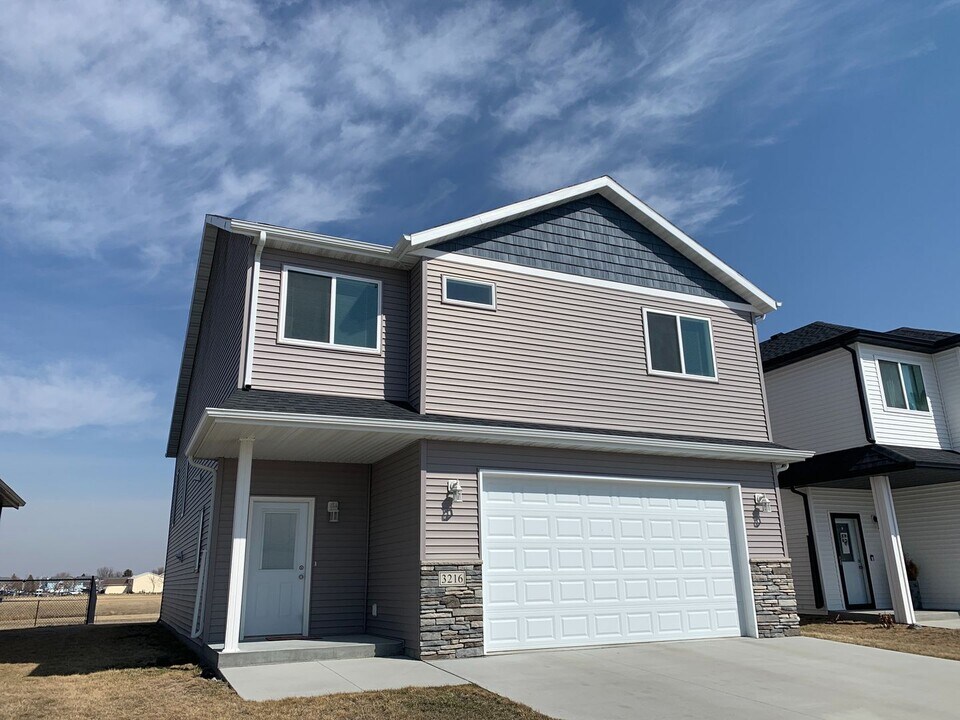 3216 36th Ave S in Moorhead, MN - Building Photo