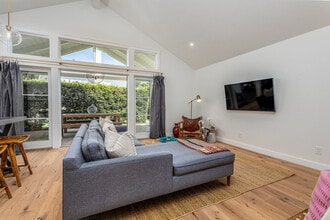 727 Sonrisa St in Solana Beach, CA - Building Photo - Building Photo