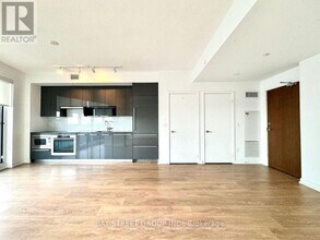 117 McMahon Dr in Toronto, ON - Building Photo - Building Photo