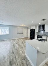 77 Fairways Ln in Royal Palm Beach, FL - Building Photo - Building Photo