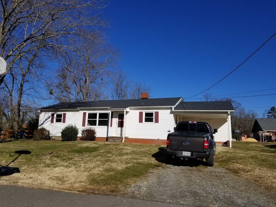 303 E Marion St in Pilot Mountain, NC - Building Photo