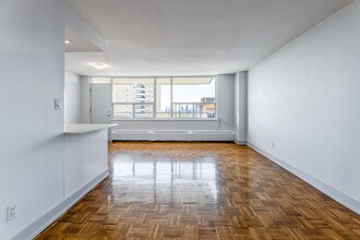 225 Davisville Avenue in Toronto, ON - Building Photo - Interior Photo