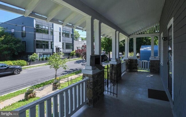1011 Douglas St NE in Washington, DC - Foto de edificio - Building Photo