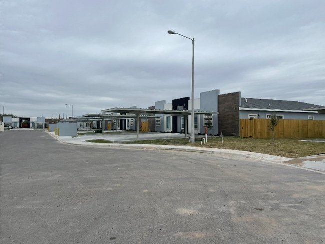 2511 N Vineyard Ave in Edinburg, TX - Foto de edificio - Building Photo