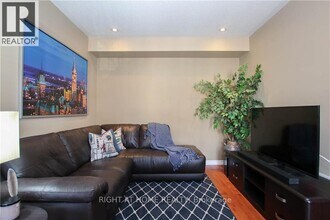 2116 Madrid Ave in Ottawa, ON - Building Photo - Building Photo
