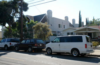 211 N Adams St in Glendale, CA - Building Photo - Building Photo