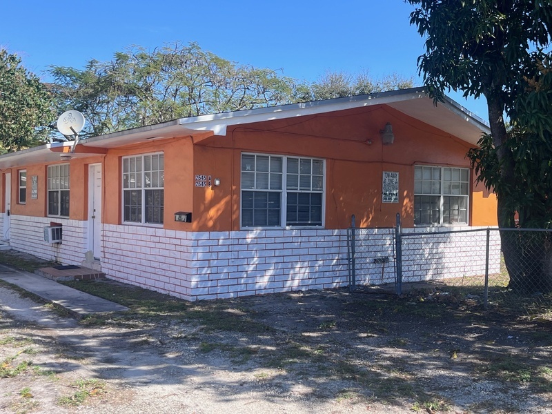 2545 York St in Opa Locka, FL - Building Photo