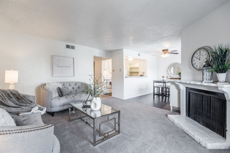 Garden Gate Apartments in Irving, TX - Foto de edificio - Building Photo