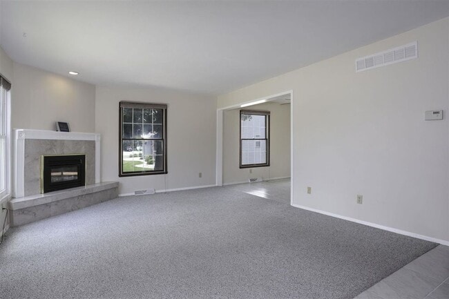1140 S Bluemound Dr, Unit 1140 in Appleton, WI - Building Photo - Building Photo
