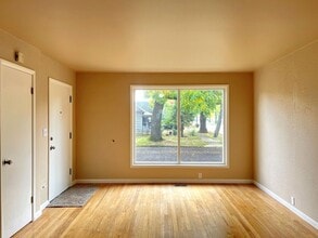 611 N 3rd St in Woodburn, OR - Building Photo - Building Photo