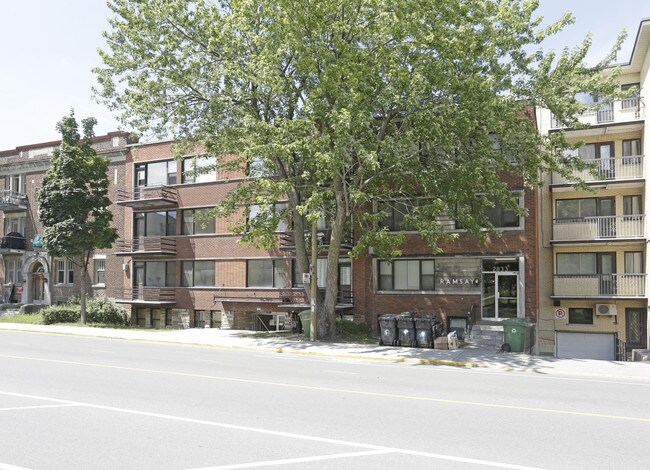 2841 Édouard-Montpetit in Montréal, QC - Building Photo - Building Photo