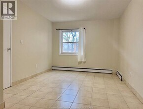 2035 University Ave W in Windsor, ON - Foto de edificio - Building Photo