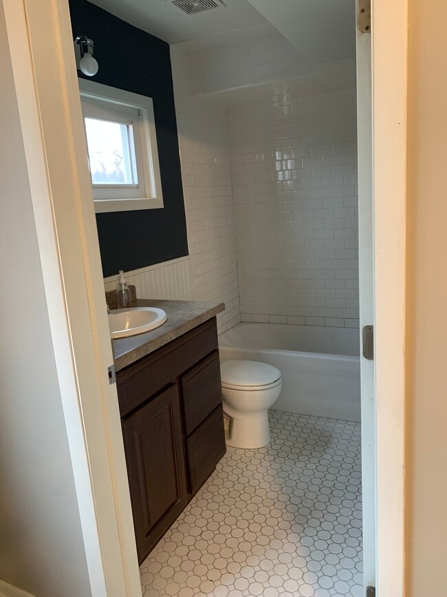 413 Kekoskee St, Unit 1