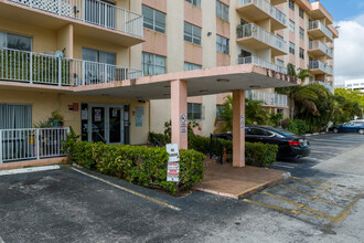 Tall Tree Condominium in North Miami Beach, FL - Building Photo - Building Photo