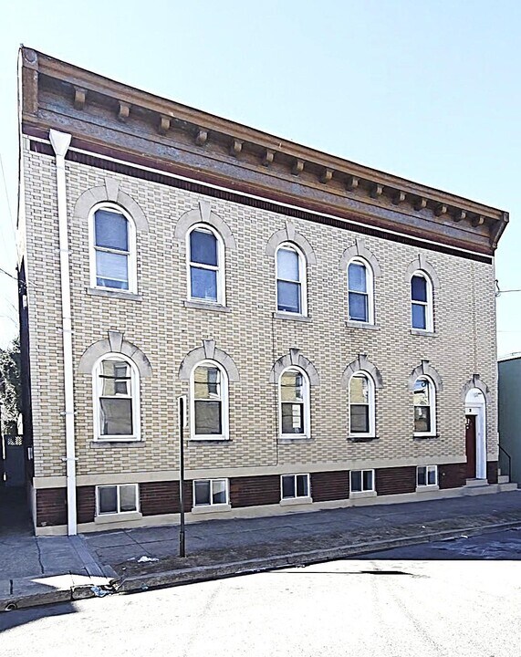 31 MacArthur Ave in Garfield, NJ - Building Photo