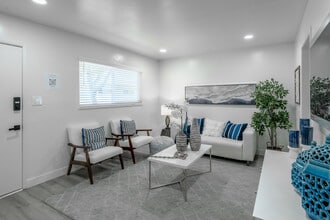 870-899 S Philadelphia St. in Anaheim, CA - Foto de edificio - Building Photo