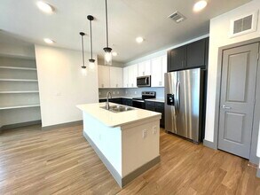 705 E Olympic Dr in Pflugerville, TX - Foto de edificio - Building Photo