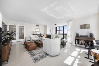1915 Brickell Ave in Miami, FL - Building Photo - Building Photo