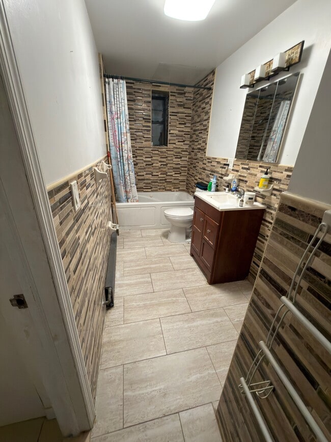 2128 Newtown Ave, Unit Apt 2 in Astoria, NY - Building Photo - Building Photo