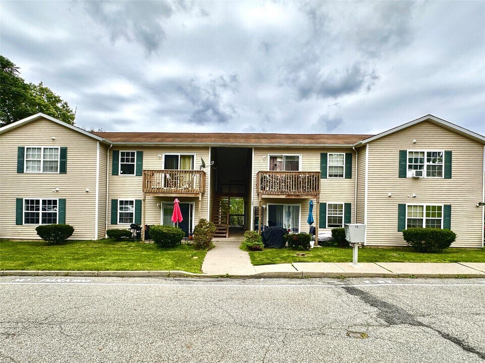 82 High St in Chester, NY - Building Photo