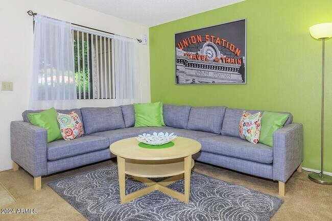 3040 E Shea Blvd, Unit 2 in Phoenix, AZ - Foto de edificio - Building Photo