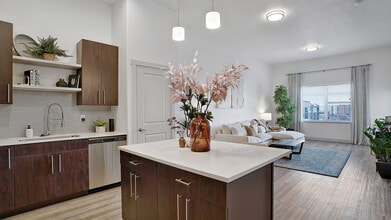 Parkway Lofts in Orem, UT - Foto de edificio - Building Photo