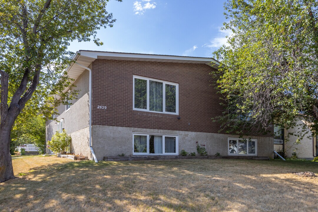 2435 27 St SW in Calgary, AB - Building Photo