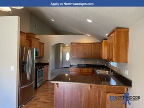 310 Roundgate Dr in Medford, OR - Building Photo - Building Photo