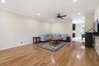 203 Tallwood Ln in Dunellen, NJ - Foto de edificio - Building Photo