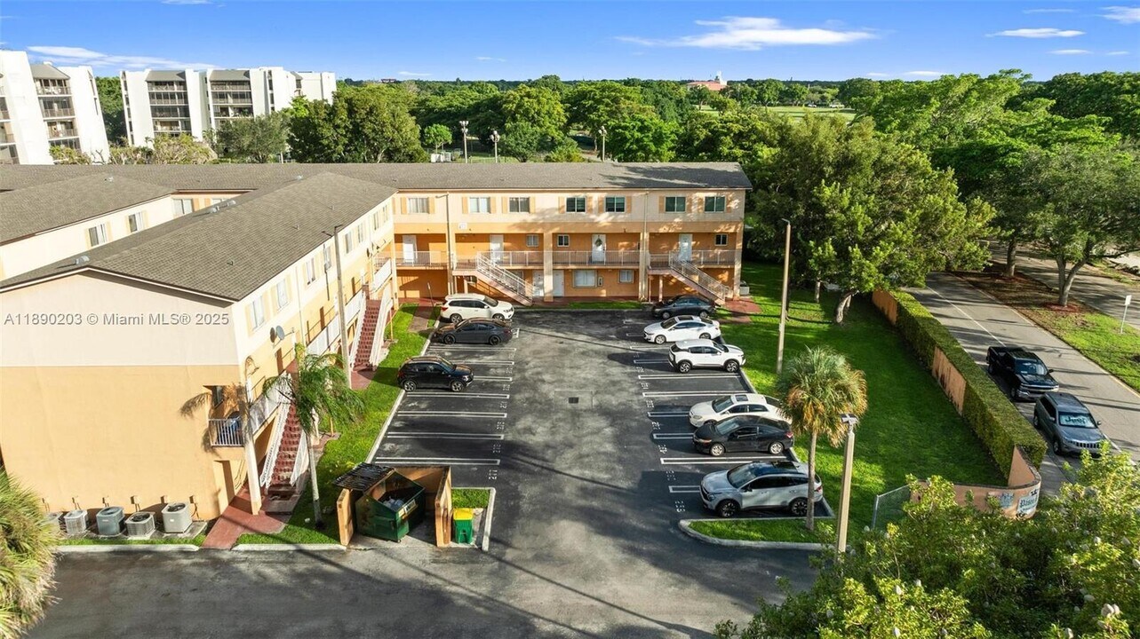 6255 SW Kendale Lakes Cir in Miami, FL - Building Photo