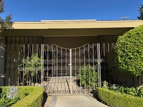 209 El Rio Dr in Bakersfield, CA - Foto de edificio - Building Photo
