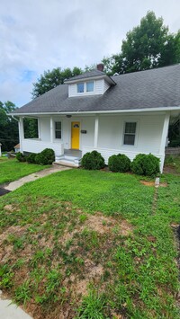 63 Pleasant St in Torrington, CT - Foto de edificio - Building Photo