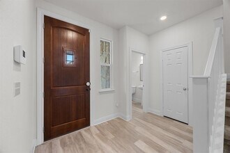 528 Ayinger Ln in Austin, TX - Building Photo - Building Photo