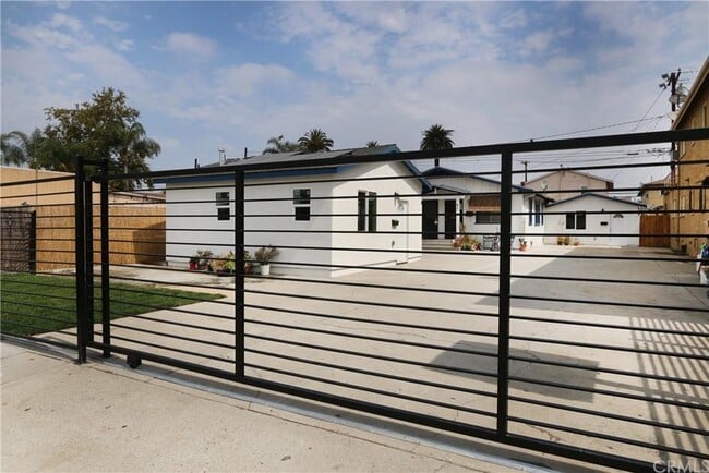 81 E Market St, Unit 81 E. Market St. in Long Beach, CA - Building Photo - Building Photo