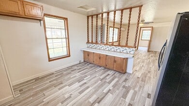 1104 E Main St in Paris, AR - Building Photo - Building Photo