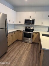 580 Columbia Turnpike in East Greenbush, NY - Foto de edificio - Building Photo