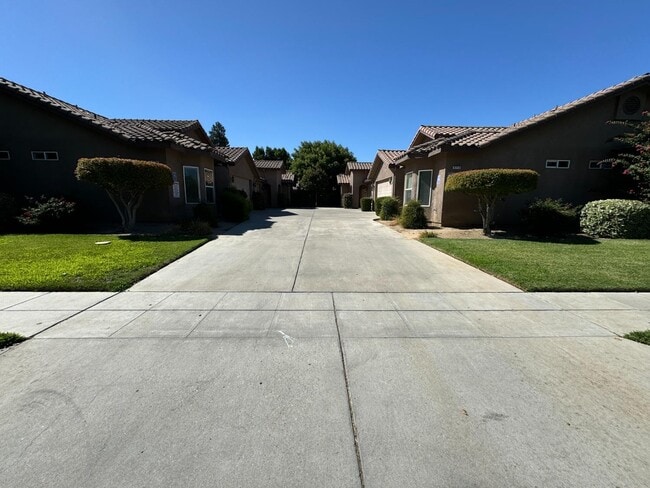 4703 W Clinton Ave in Fresno, CA - Foto de edificio - Building Photo